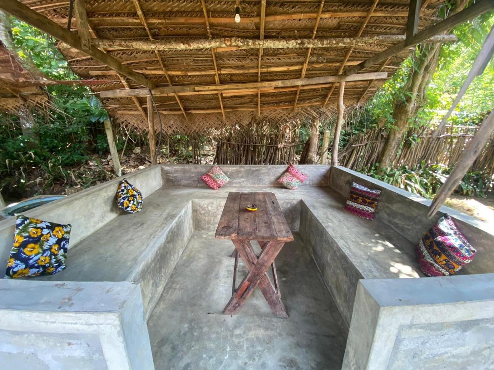 Lazy Monkey Surfhostel - Sri Lanka ディックウェラ エクステリア 写真