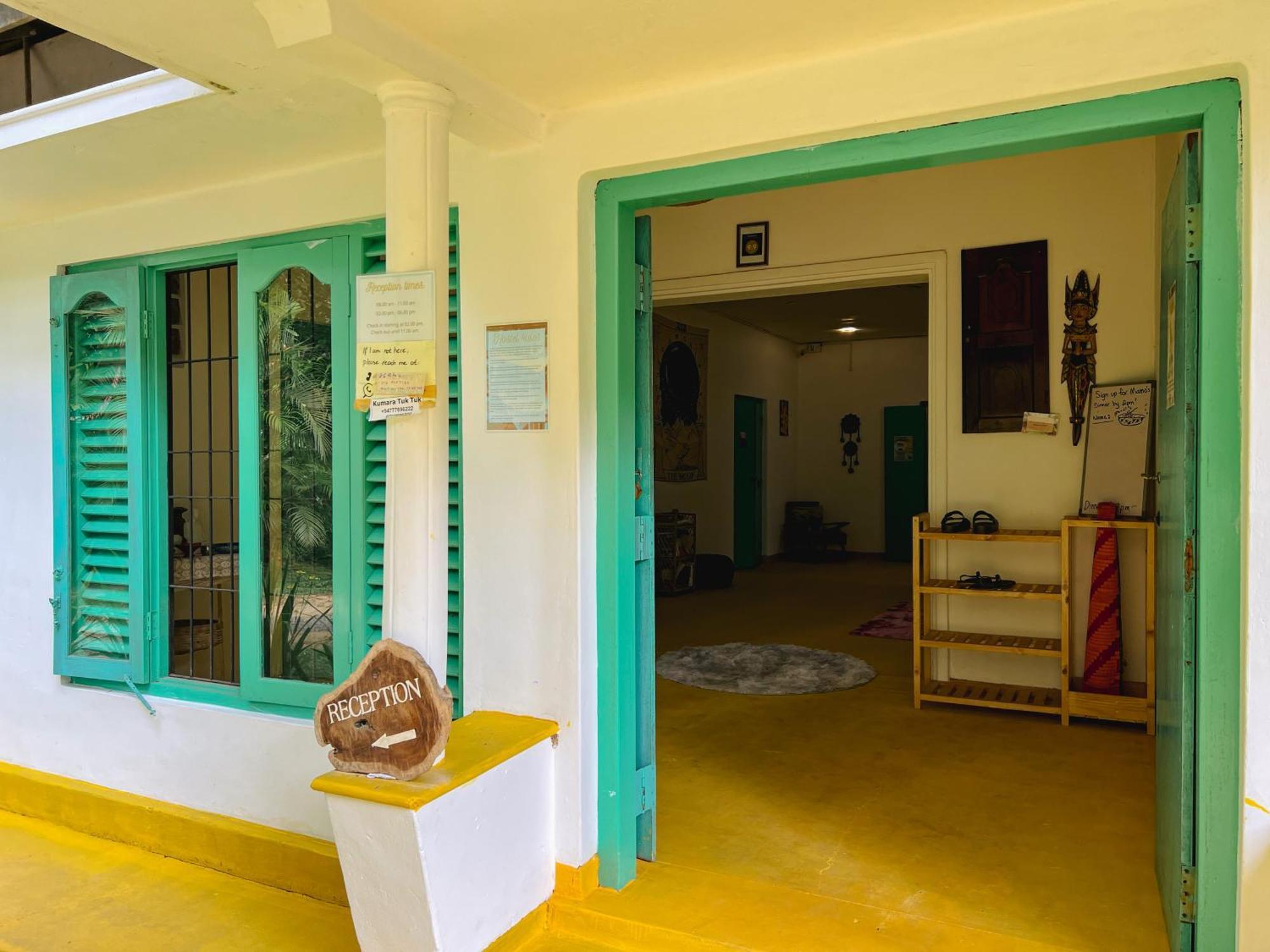 Lazy Monkey Surfhostel - Sri Lanka ディックウェラ エクステリア 写真