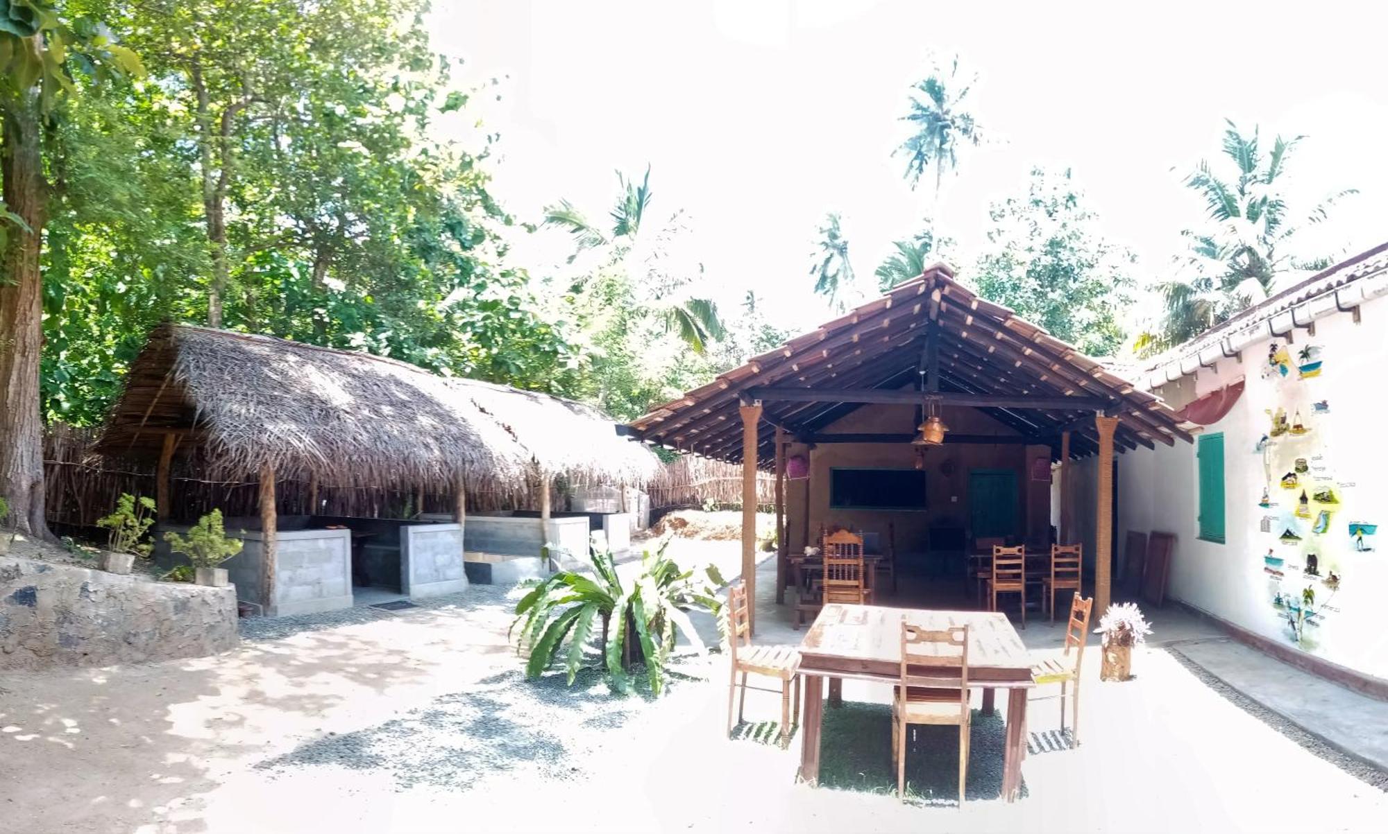 Lazy Monkey Surfhostel - Sri Lanka ディックウェラ エクステリア 写真
